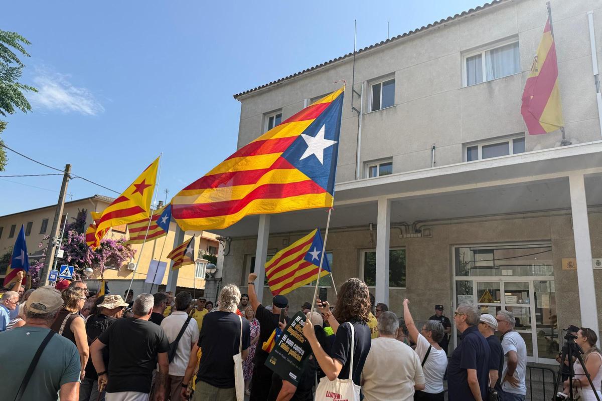 Les imatges de la concentració davant de la comissaria de la Policia Nacional de la Jonquera Les imatges de la concentració davant de la comissaria de la Policia Nacional de la Jonquera