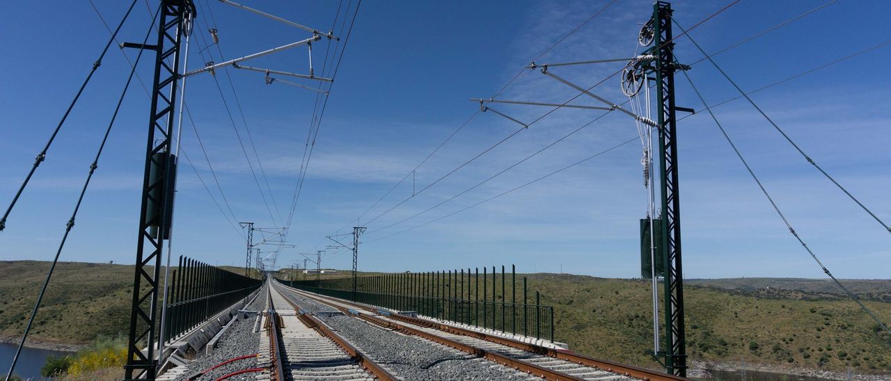 Viaducto de Almonte, en el tramo de vía entre Cáceres y Plasencia.