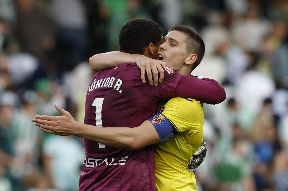 Luiz Júnior y Juan Foyth se abrazan tras la victoria.