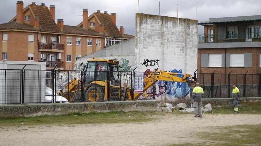 Una excavadora derriba la valla de las instalaciones del Tránsito.