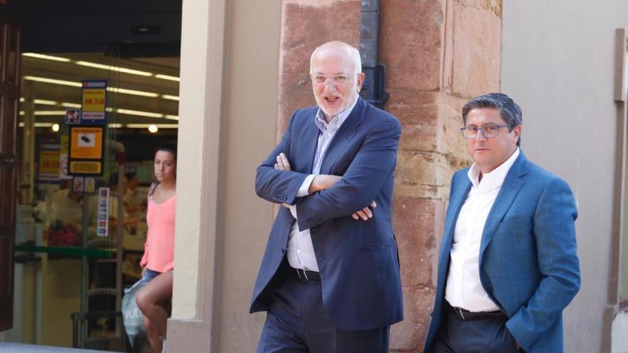 Juan Roig, presidente de Mercadona, visita el supermercado del Fontán