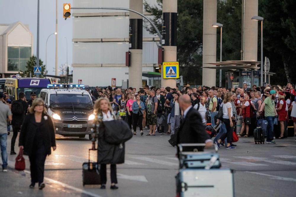 Los taxistas del aeropuerto suspenden sus servicios en protesta por la piratería