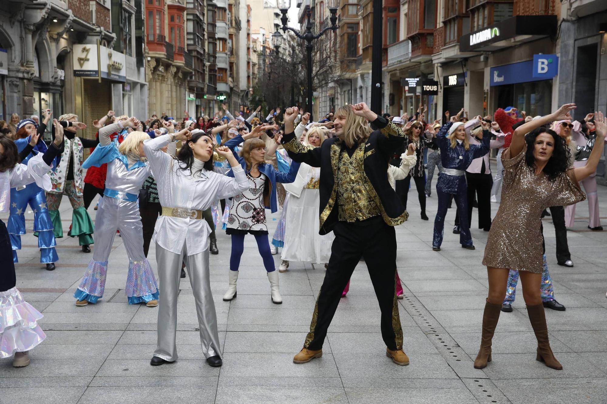 El multitudinario homenaje a ABBA en Gijón de la mano de Robert Taboada y sus bailarines aficionados, en imágenes