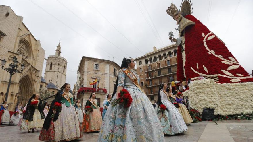 Falleras pasan ante la Geperudeta en la Ofrenda.