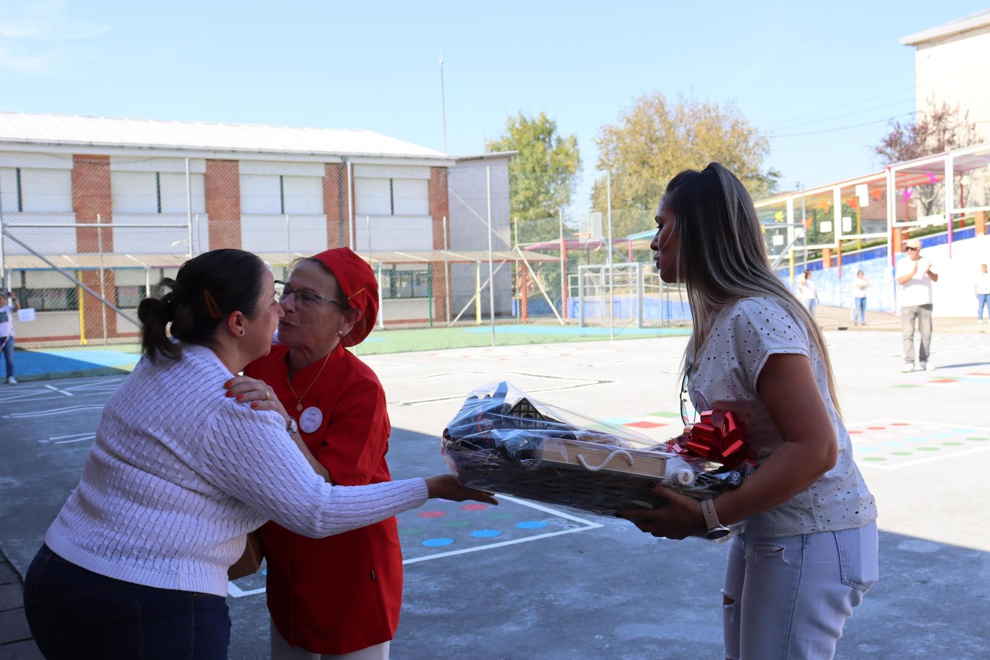El homenaje a Rosa Isorna Portugués, que se jubila a los 72 años después de 46 ejerciendo como cocinera y «segunda madre» en el CPI Progreso de Catoira.