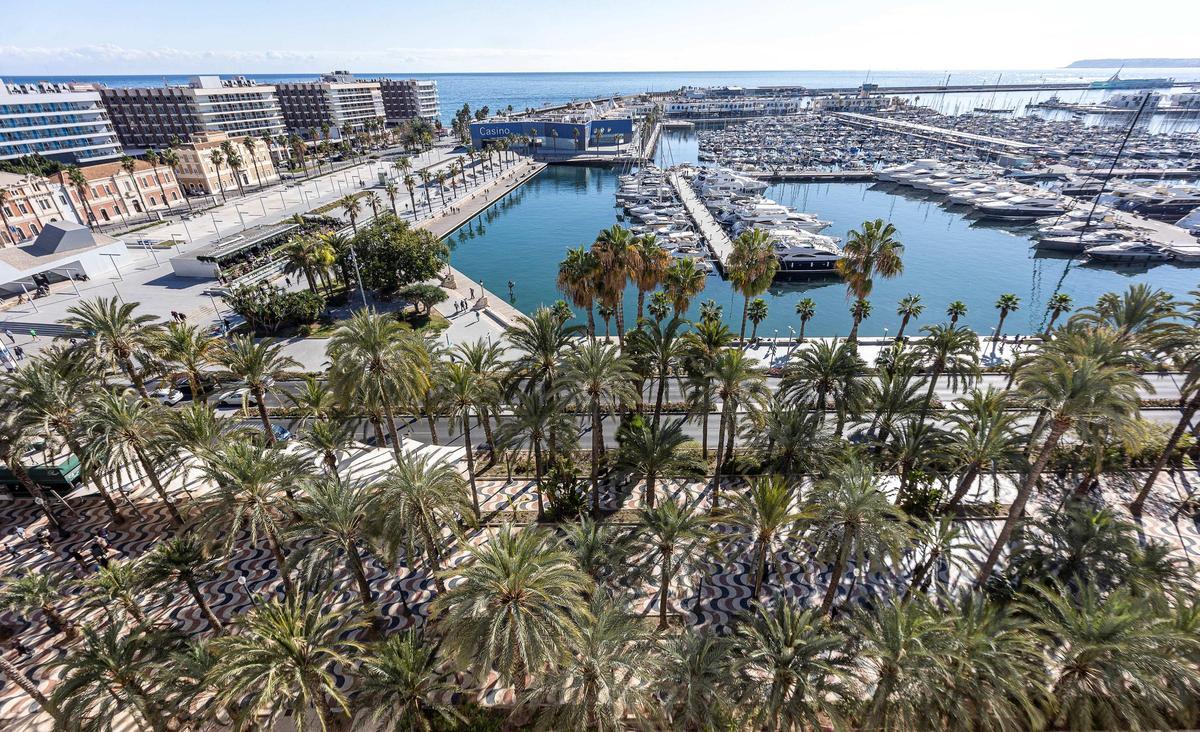 Panorámica del puerto alicantino.