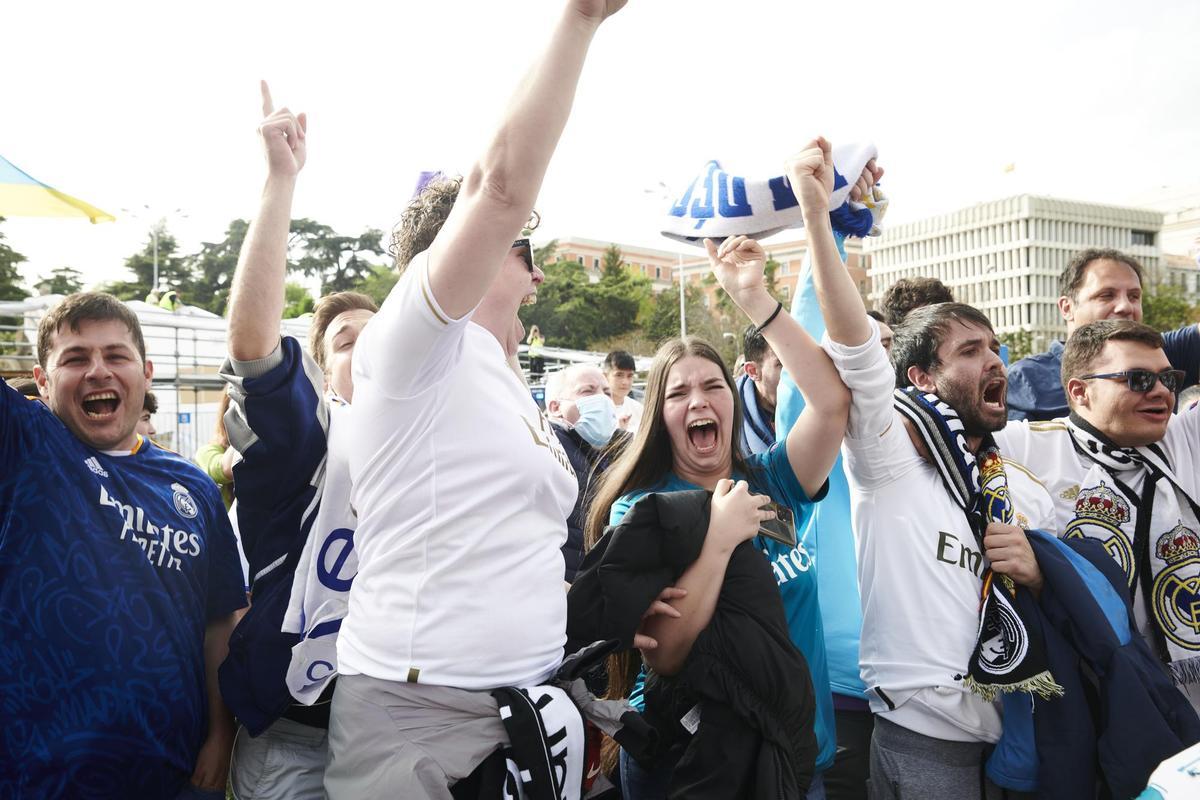 MADRID, 30/04/2022.- Aficionados del Real Madrid celebran el título de Liga conseguido por el equipo tras vencer al RCD Espanyol por 4-0, en el partido de Liga disputado este sábado en el estadio Santiago Bernabéu, en Madrid. EFE/Luca Piergiovanni