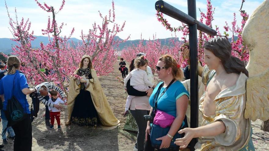 Las imágenes más típicas de Semana Santa entre los melocotoneros de Cieza.