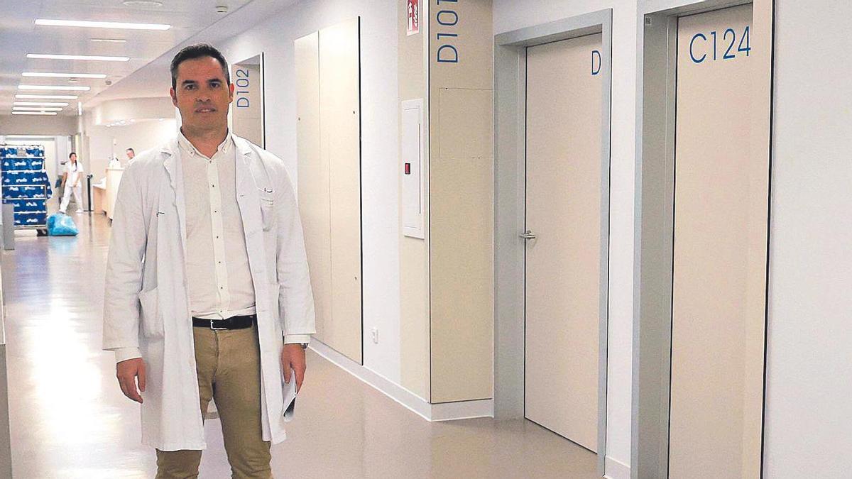 El doctor Bruno Gago en el área que se reconvertirá como unidad de quemados