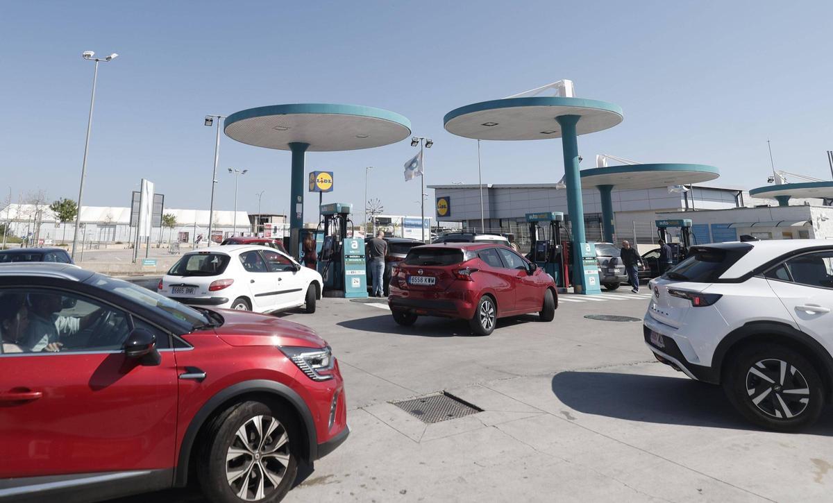 Primer día de la rebaja del IVA en el precio de la gasolina en Mallorca: "El precio estaba por las nubes, algo se tenía que hacer"