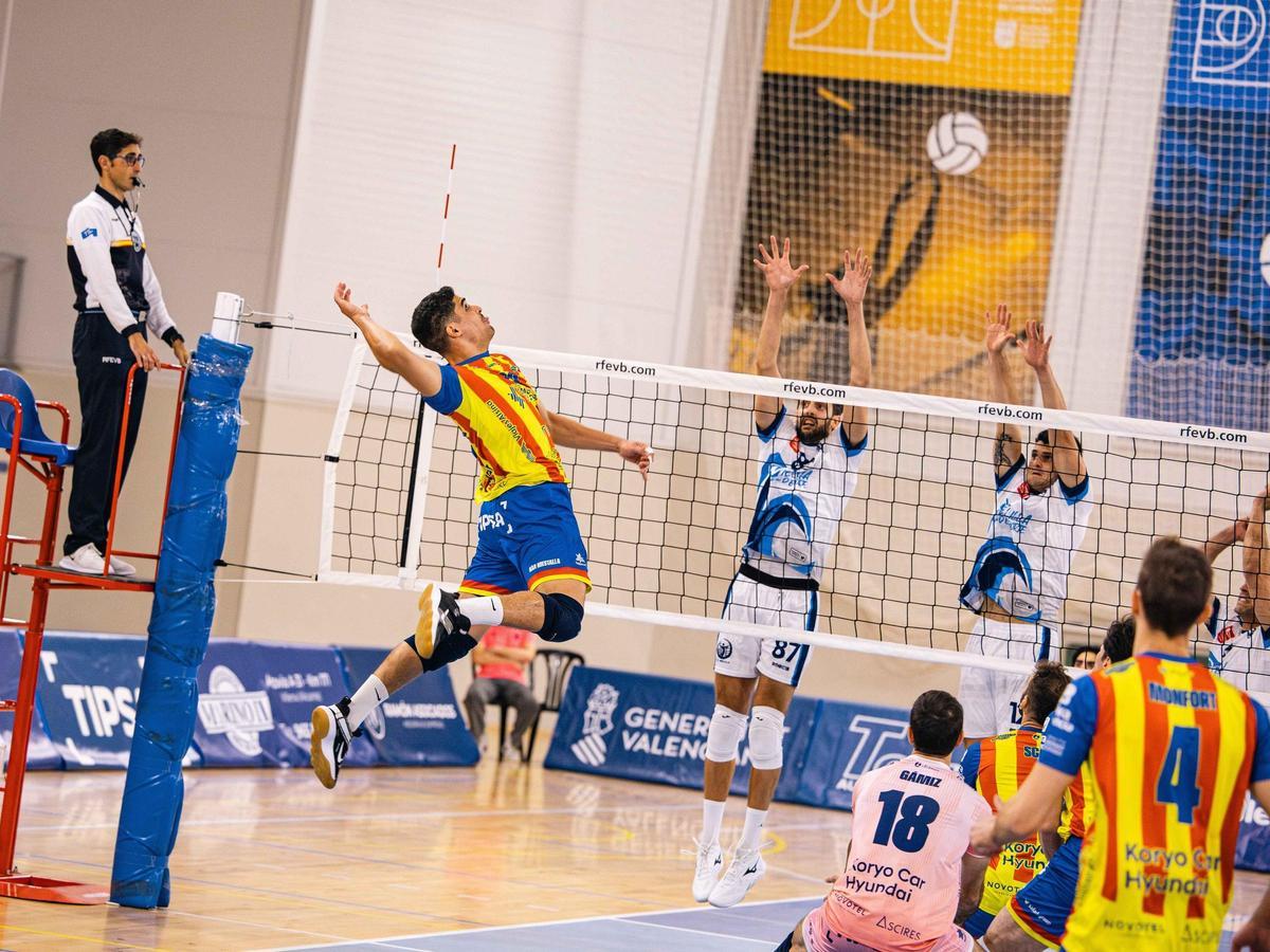 Remate de Kayque Calazans ante el bloqueo de CV Melilla