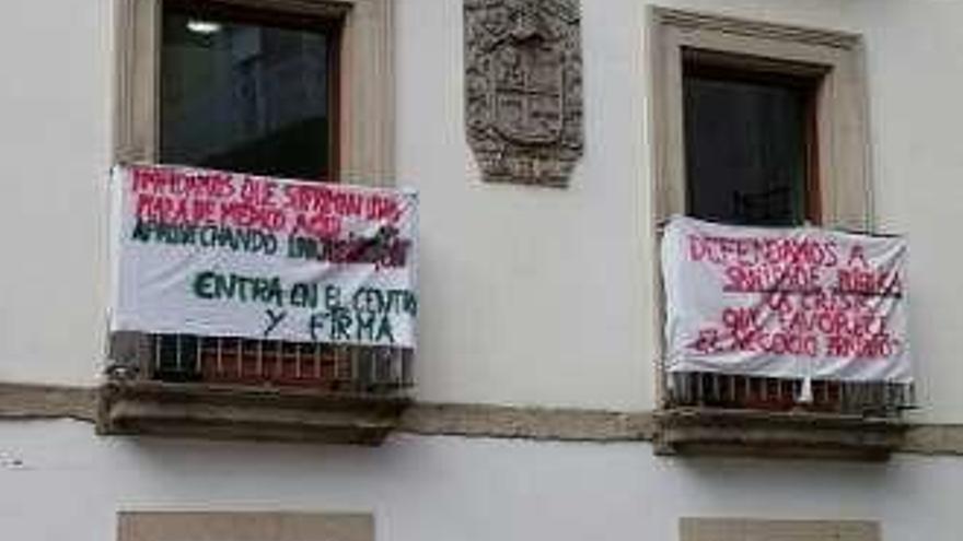 Pancartas en los balcones.