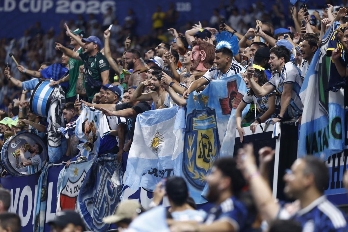 ATLANTA (United States), 15/07/2026.- Supporters of Argentina celebrate their victory in the FIFA World Cup 2026 semifinals match England against Argentina, in Atlanta, USA, 15 July 2026. EFE/EPA/WILL OLIVER