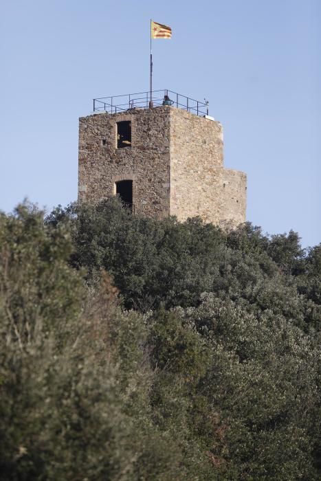 Pujada al castell de Sant Miquel per protestar contra les maniobres convocades per l exercit.