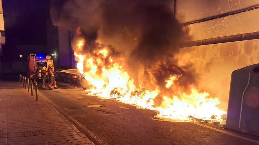 La noche de incendios más intensa en Arrecife: arden 19 contenedores de basura y 5 coches en menos de una hora