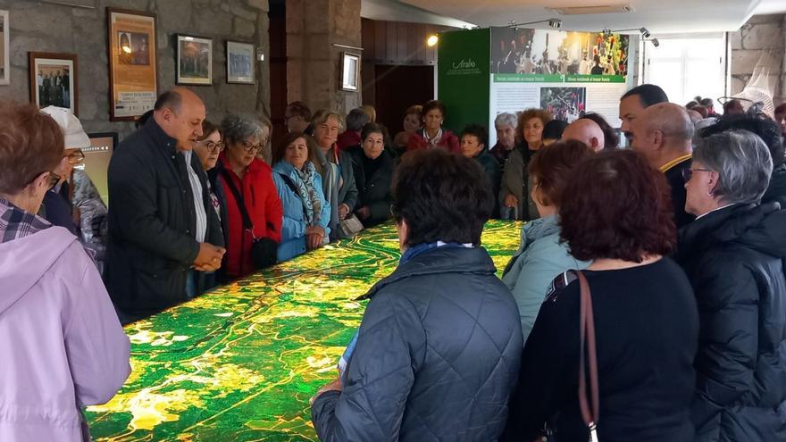 El alcalde, Horacio Gil, con los asistentes a una visita guiada en el Museo Arabo. // D.P.