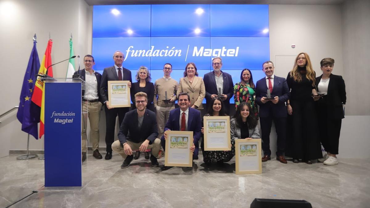 La presidenta de la Fundación Magtel, Auxiliadora López Magdaleno, con los premiados.