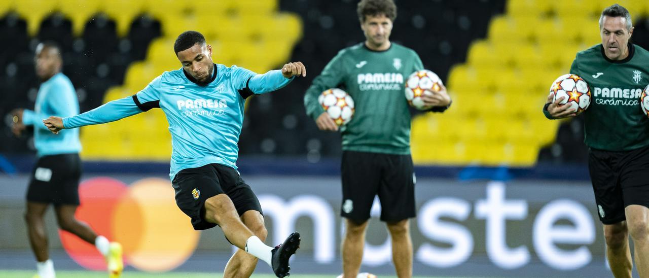 El neerlandés Arnaut Danjuma, en la imagen durante un entrenamiento de Champions, es seria duda para mañana.