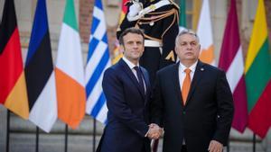 Los presidentes de Francia y Hungría, Emmanuel Macron y Viktor Orbán, en el palacio de Versalles el 10 de marzo de 2022.