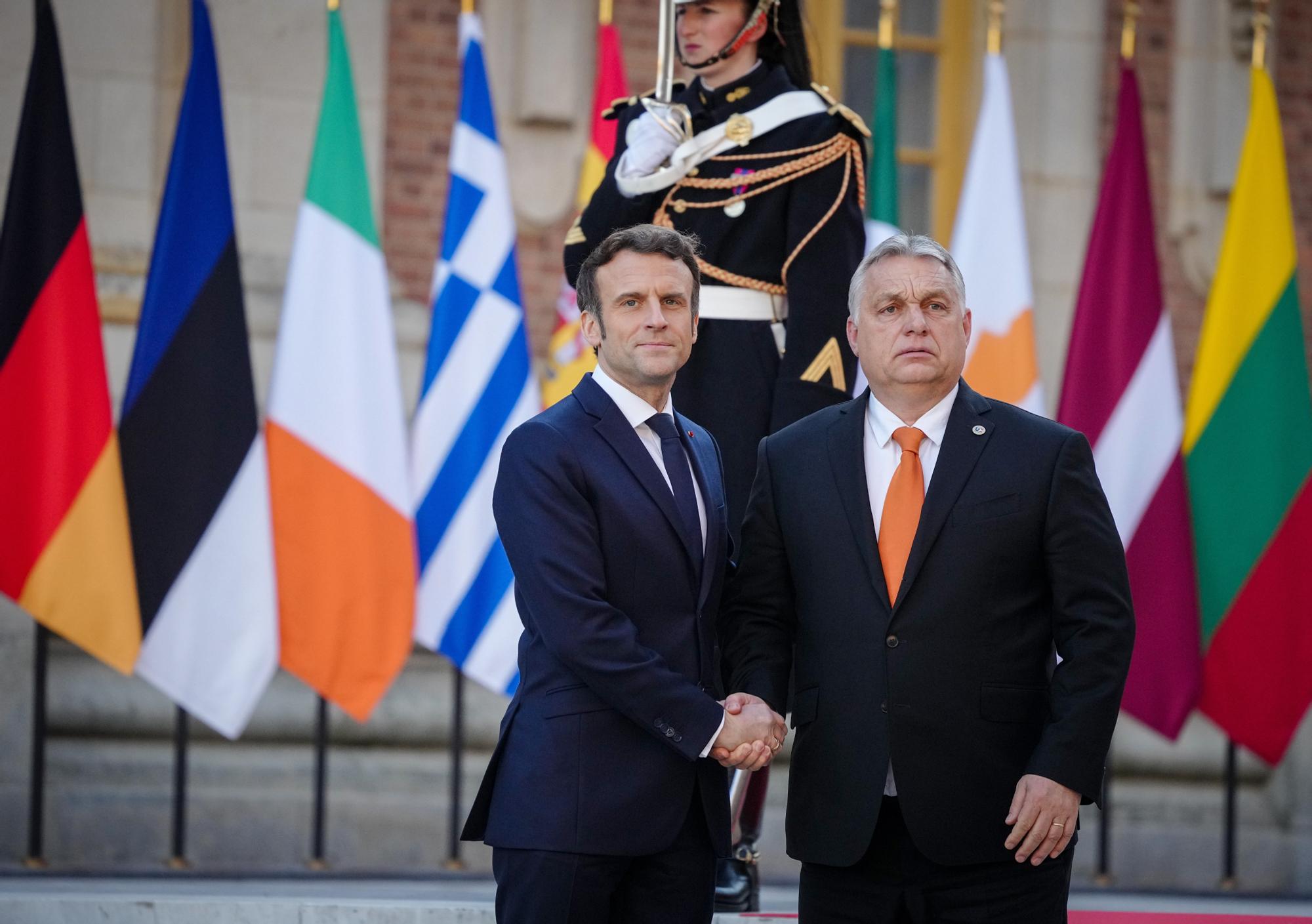 Los presidentes de Francia y Hungría, Emmanuel Macron y Viktor Orbán, en el palacio de Versalles el 10 de marzo de 2022.