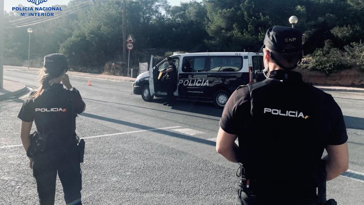 Tres agentes de la Policía Nacional patrullan en Ibiza