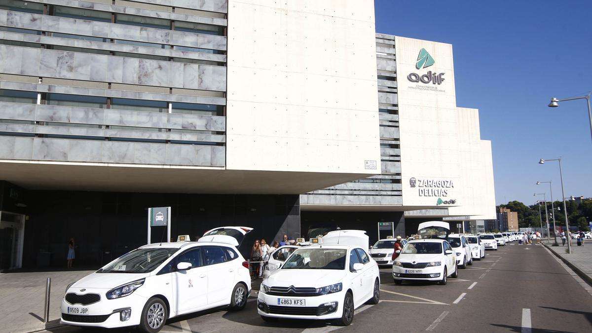 El objetivo de los ladrones fueron dos taxis estacionados en el aparcamiento de un edificio residencial.