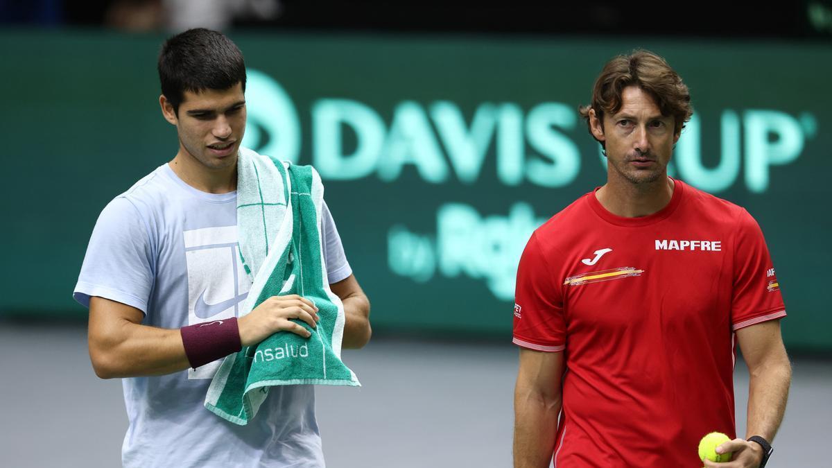 Juan Carlos Ferrero, con Carlos Alcaraz en la Copa Davis