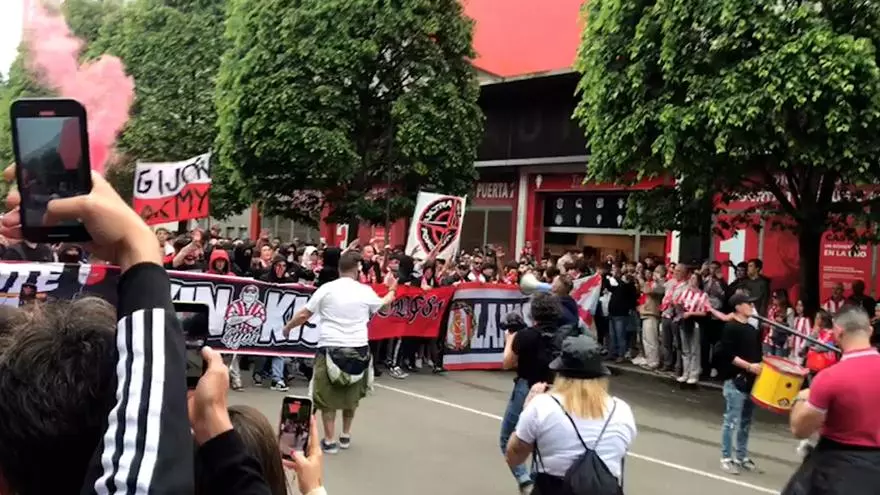 Llegada de la Mareona a El Molinon tras cubrir la ciudad