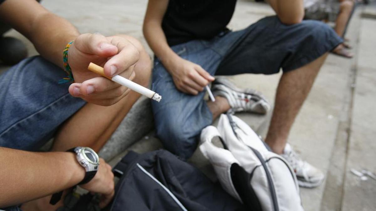 Jóvenes fumando cigarrillos