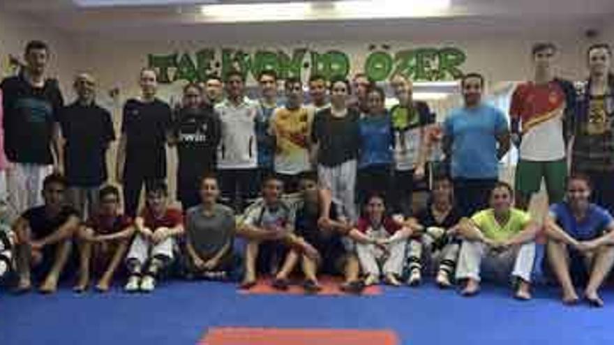 El Club Zamorano de Taekwondo Ternera de Aliste y el Club Özer alemán posan juntos en tierras germanas.