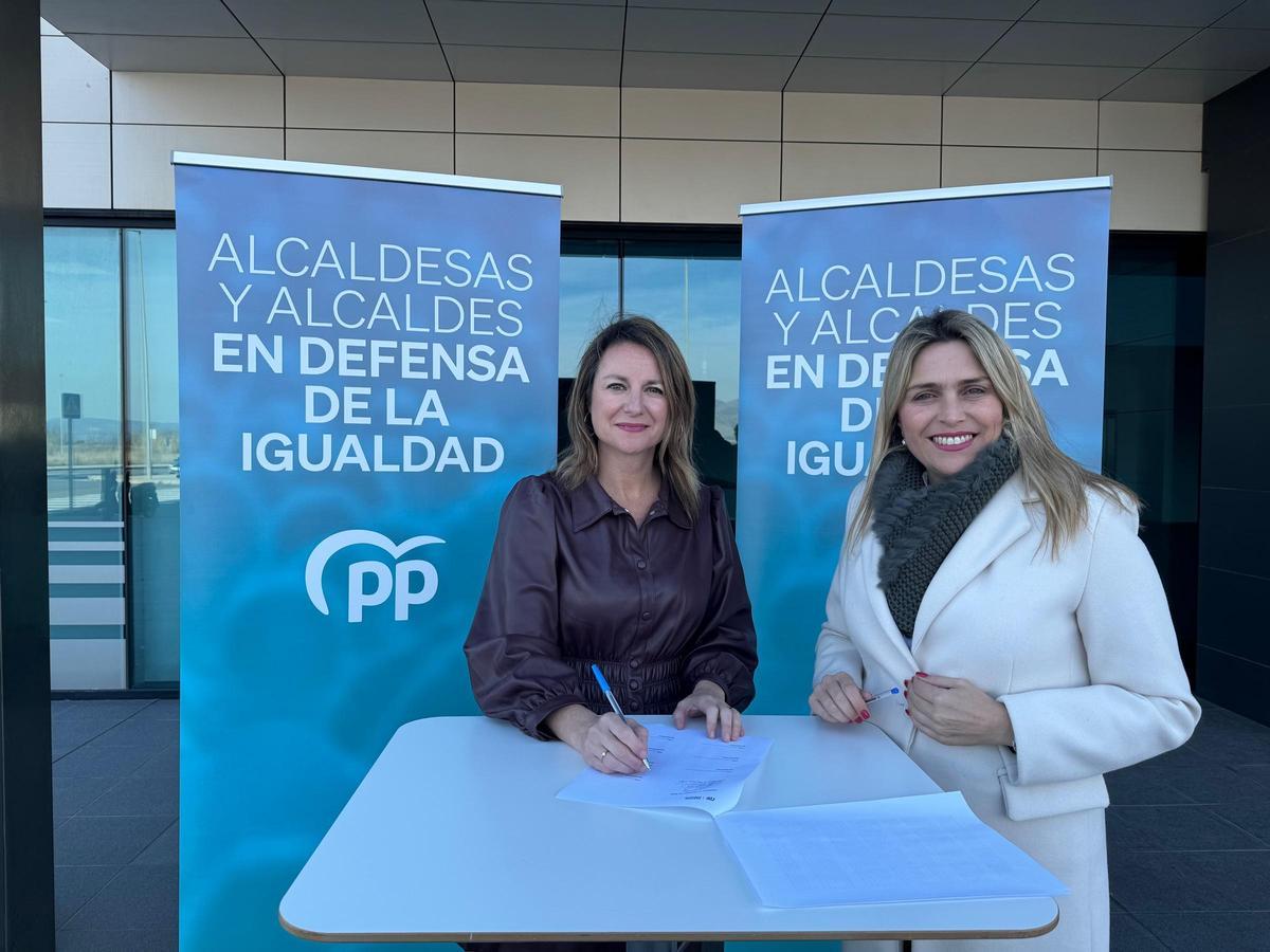 La presidenta provincial del PPCS, Marta Barrachina (d), y la alcaldesa de Castellón, Begoña Carrasco (i).