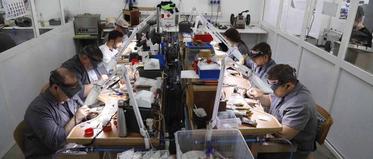 Trabajadores de una empresa cordobesa de joyería.