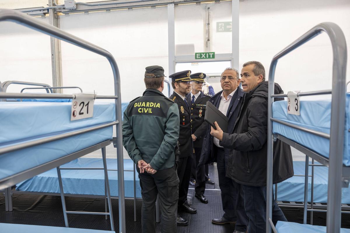 Así son los módulos de acogida temporal para migrantes instalados en el puerto de Palma.