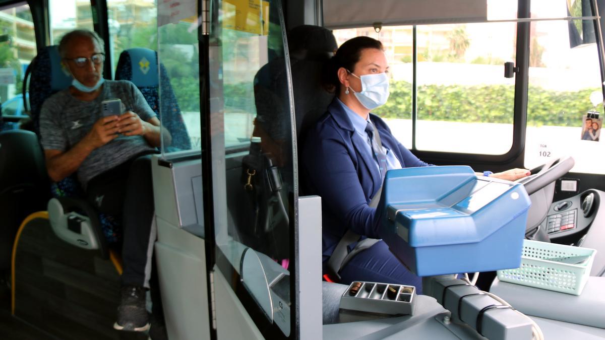 Una conductora en un bus urbà