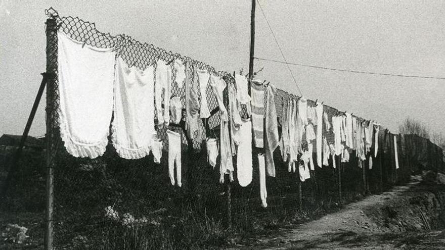 La roba estesa durant la protesta que va tenir lloc l’any 1973 - Manolo Sánchez (Arxiu Comarcal del Bages)