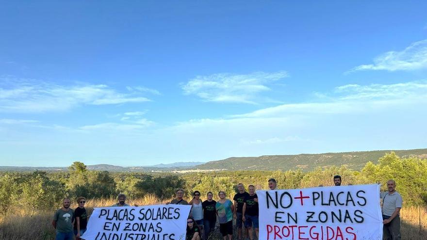 Asociaciones ecologistas y vecinales se movilizan contra la aprobación de una planta fotovoltaica con 3.000 paneles en la sierra de Enguera