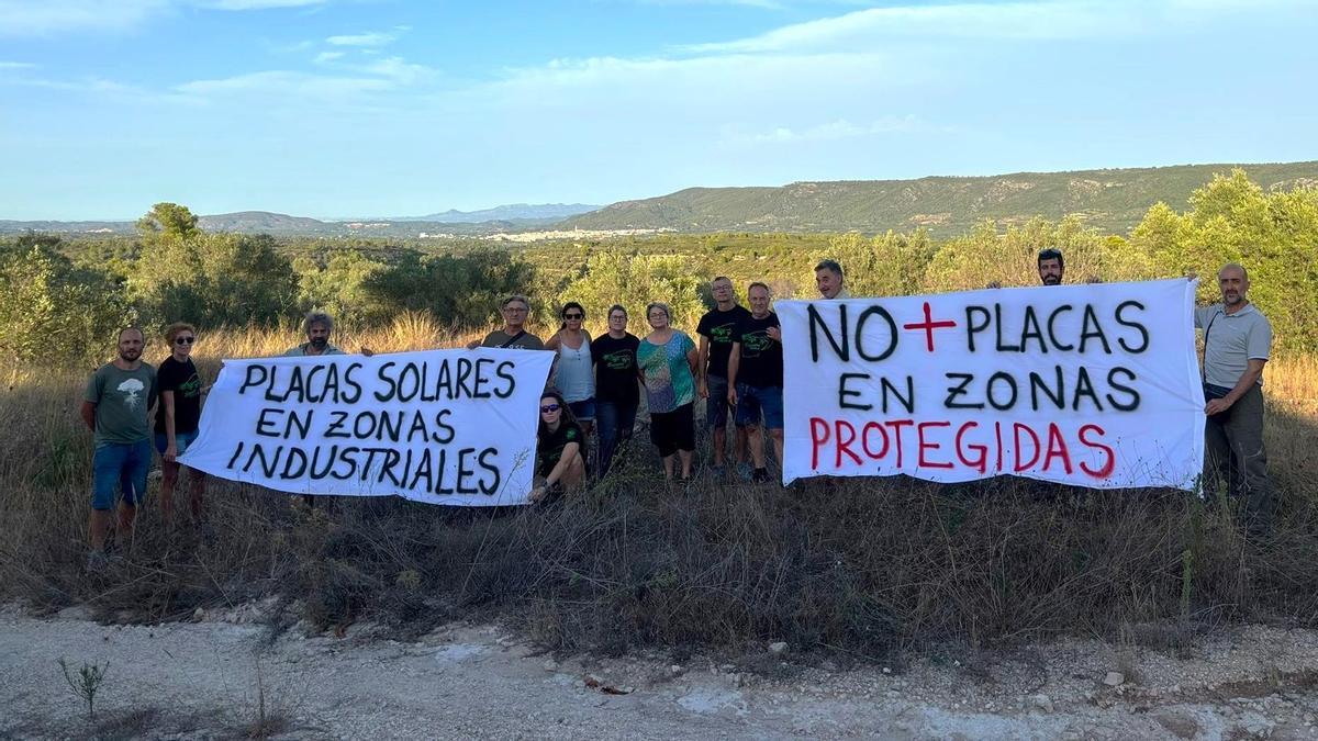 Asociaciones ecologistas y vecinales se movilizan contra la aprobación de una planta fotovoltaica con 3.000 paneles en la sierra de Enguera