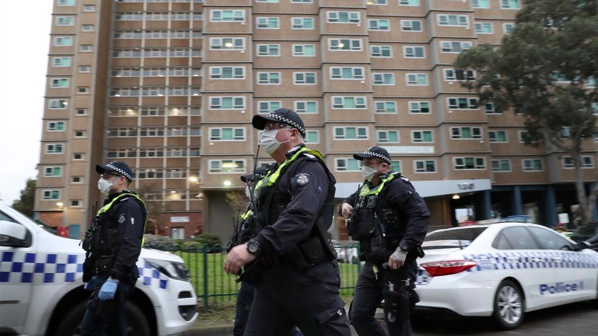 La policía rodea un bloque de pisos confinados en Melbourne.