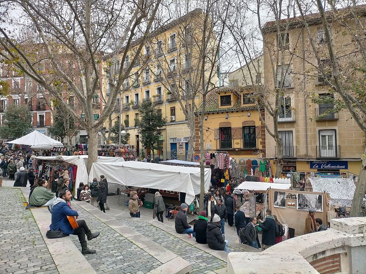 Uno no debería irse de Madrid sin visitar El Rastro.