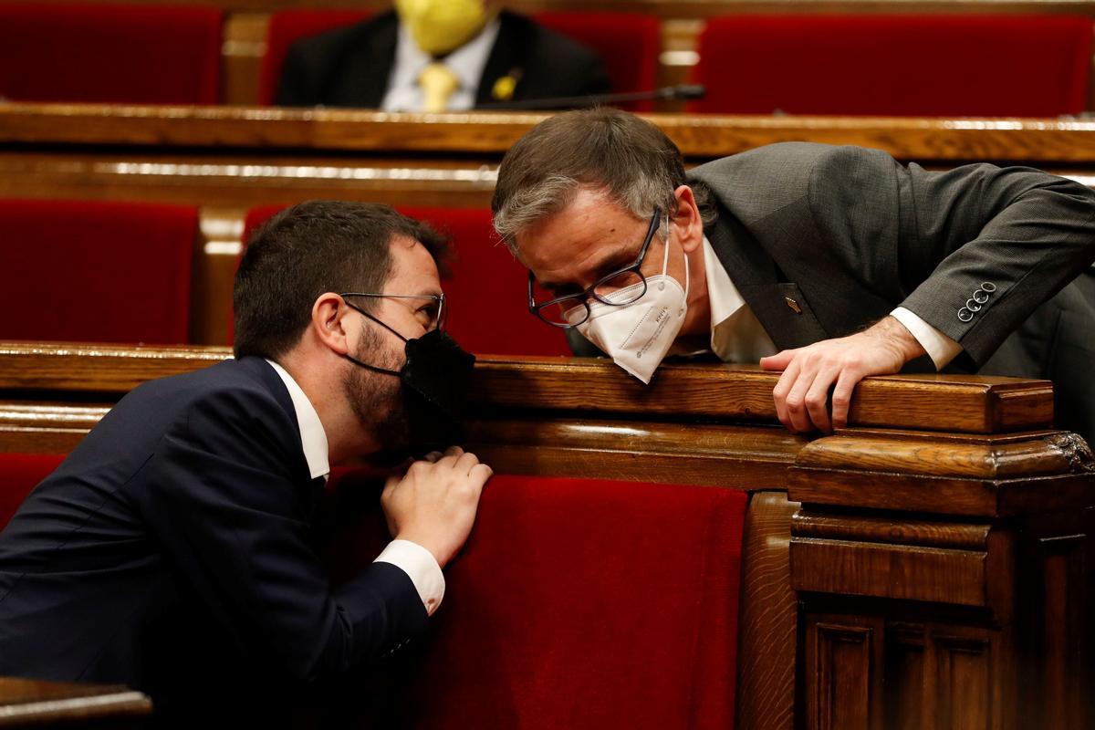  El candidato de ERC a la presidencia de la Generalitat, Pere Aragonès (i) conversa con el presidente del grupo parlamentario ERC, Josep María Jové (d) durante la segunda jornada del debate de investidura celebrada en el Parlament este viernes. EFE/Alberto Estévez POOL