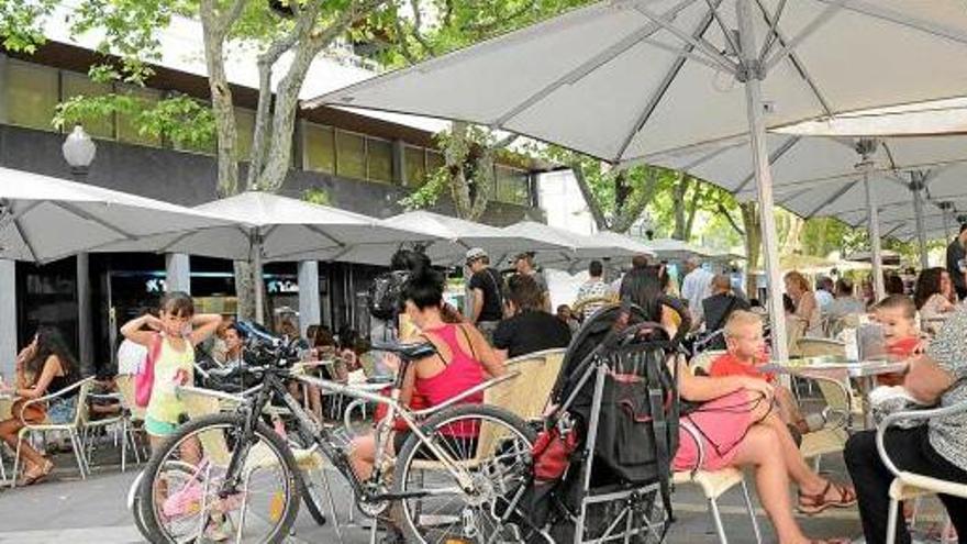 Una de les terrasses del primer tram del passeig Pere III. A  la tarda-vespre és quan hi ha més animació