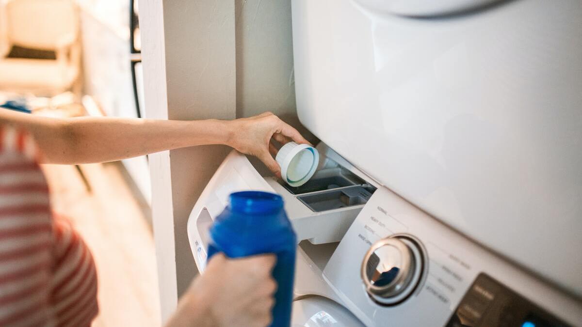 TRUCOS DE LIMPIEZA: Recupera el blanco de la ropa por menos de 2 euros con  este producto