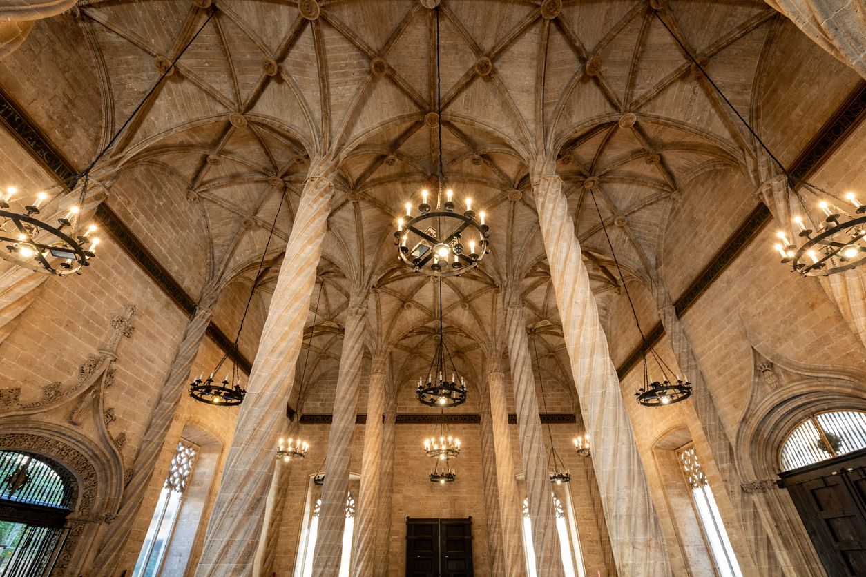 La icónica sala de columnas, un descomunal espacio que supera los 17 metros de altura.