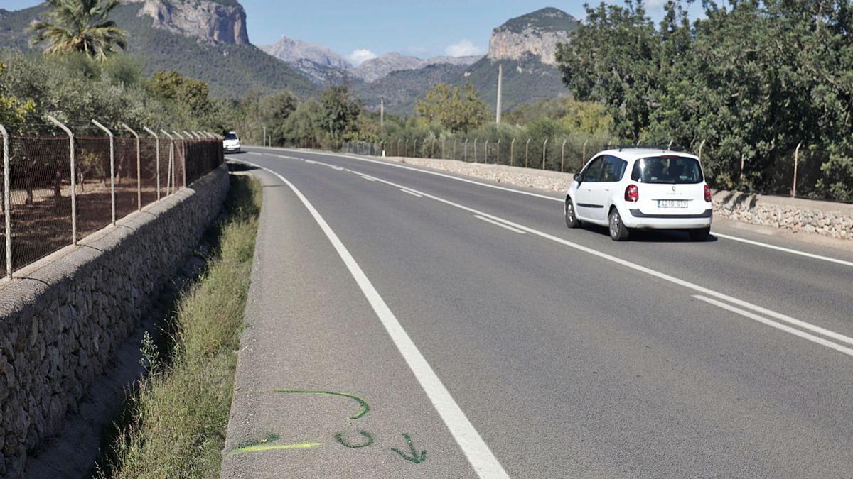 El lugar en el que el ciclista fue arrollado por la furgoneta, en la carretera de Consell a Alaró. | MANU MIELNIEZUK