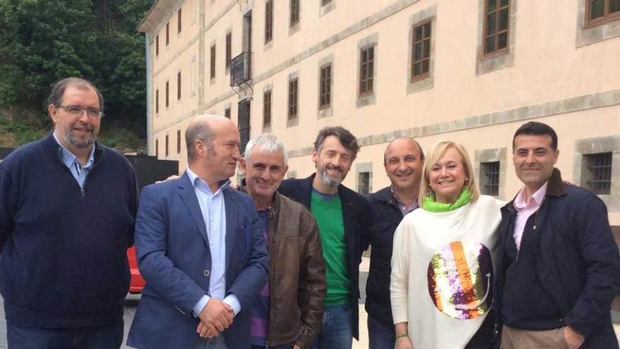 Luis Venta y Matías Rodríguez (segundo y cuarto por la izquierda) y Mercedes Fernández, con representantes del partido en el Suroccidente.