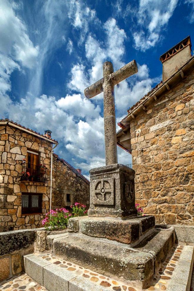 Los monumentos inundan estos bellos pueblos, en Piedralaves se encuentra la Cruz de los Enamorados