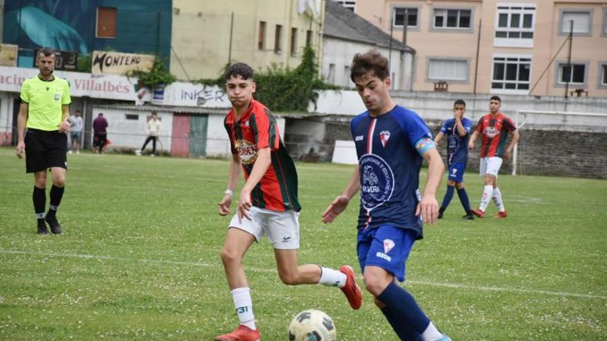 Un jugador del Arosa controla el balón en el duelo de Vilalba.