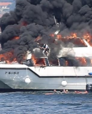 Incendio de un catamarán en Arousa