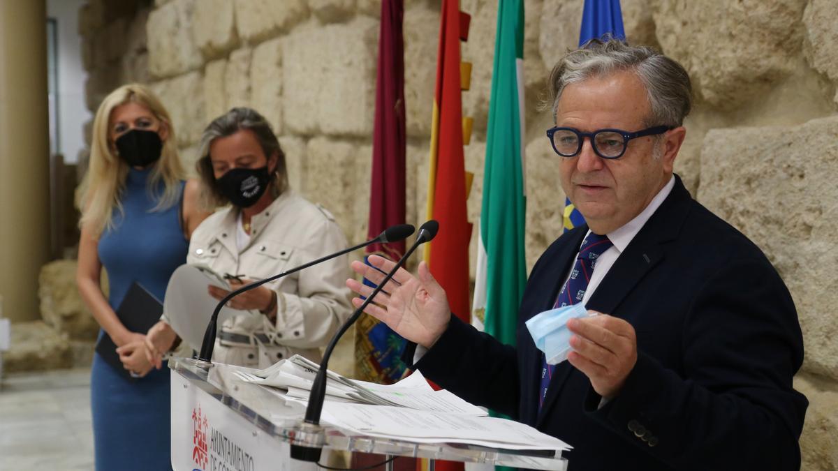 Salvador Fuentes, junto a Lourdes Morales e Isabel Albás, informa de los asuntos tratados en la junta de gobierno local.