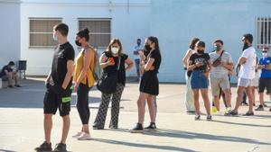 Colas de adolescentes para vacunarse esta semana en el Pavelló Onze de Setembre de Lleida.